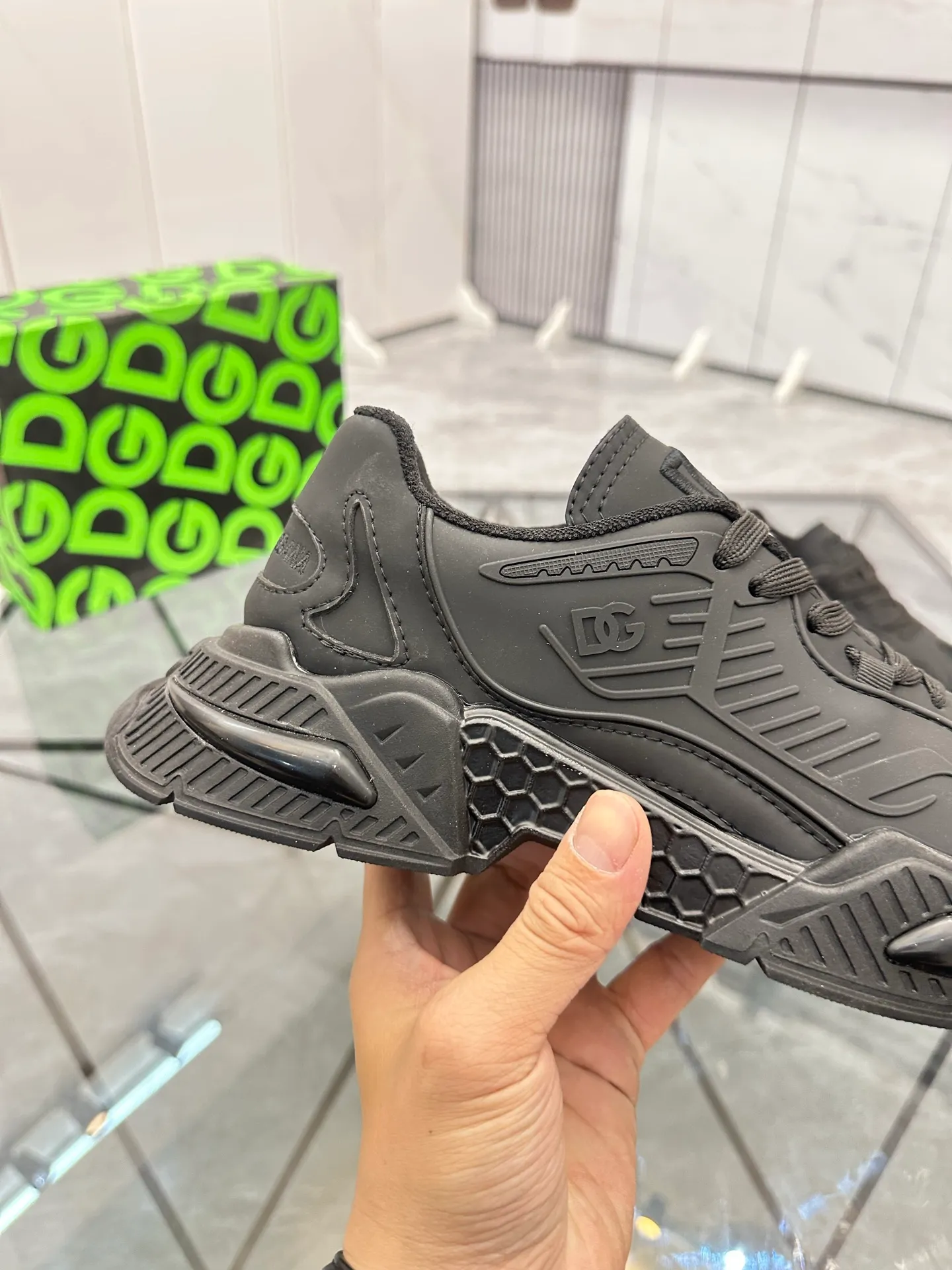 Men's shoes: 💰P560¥ Product trademark: DG "Dolce & Gabbana" low-top casual shoes Regular size: 35-44 (can be customized to 45.46) Couple style Product materials: Upper imported cowhide stitching original material, breathable lining, original outsole. Number: 803